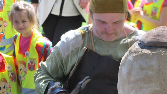 Kręcili się wokół kamienia