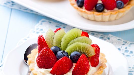 Kruche tartaletki z kremem maślano-cytrynowym i owocami