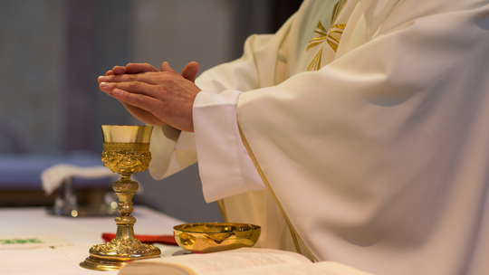 Wiedziano od dawna, że ksiądz ma 2 dzieci. Został nagle ukarany, odwołany i zwolniony