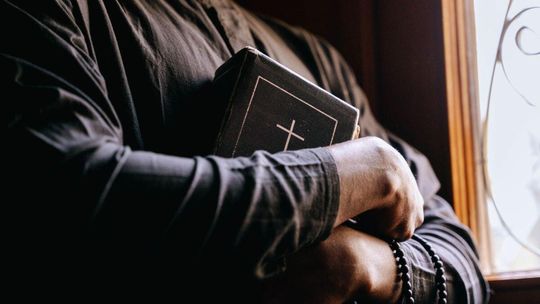 Strach pod sutanną: Księża wybierają cywilne ubrania, by uniknąć ataków