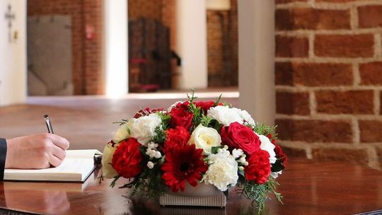 Księga kondolencyjna po śmierci wicepremiera Longina Komołowskiego