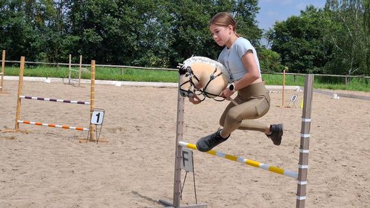 Kto by pomyślał, że konie na patyku wzbudzą takie emocje?! [FOTO]