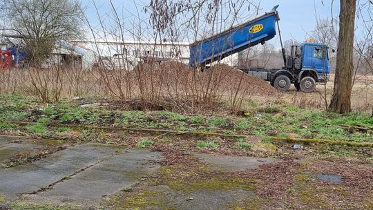 Kto na gminną działkę zwozi odpady budowlane wraz ze śmieciami? - pyta mieszkaniec