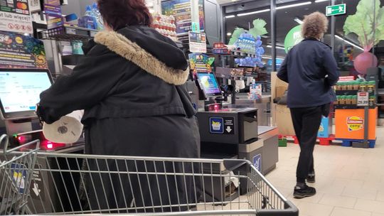 Kto najczęściej i najrzadziej sięga po kartę lub BLIK-a