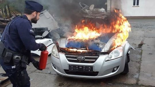 Kto podpalił policyjny radiowóz. Policjanci w akcji ze strażakami