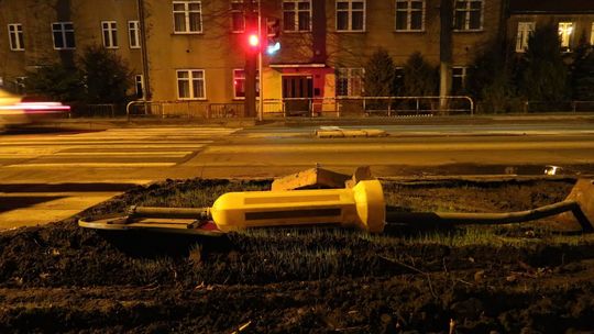 Kto rozwalił słupki drogowe? Policja prosi o pomoc w ustaleniu sprawcy