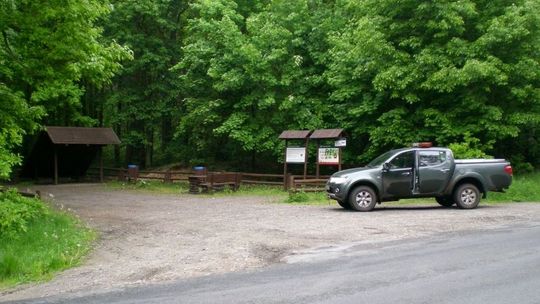 Kto ukradł ławki z parkingu. Pomóż schwytać złodziei Kto ukradł ławki z parkingu. Pomóż schwytać złodziei