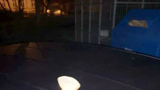 Kto wyrzuca chleb przez okno?! Kromki na dachach aut i na chodniku