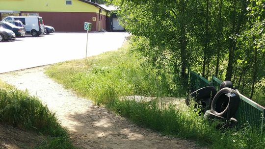 Kto wyrzucił opony?! - pyta zbulwersowany czytelnik Kto wyrzucił opony?! - pyta zbulwersowany czytelnik