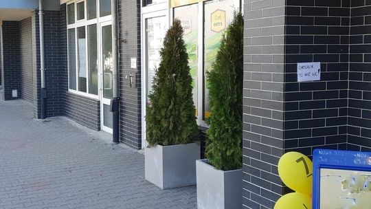 Kto załatwia się przed lokalami usługowymi?! Kupa... wstydu na chodniku i wymiociny na schodach 