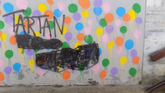 Kto zniszczył balonikową ścianę?