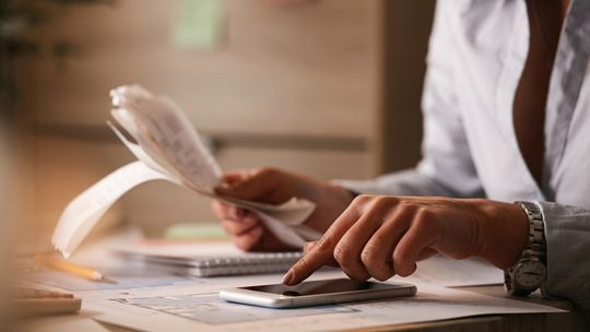 Które rachunki przekładamy na później. Dlaczego się zadłużamy?