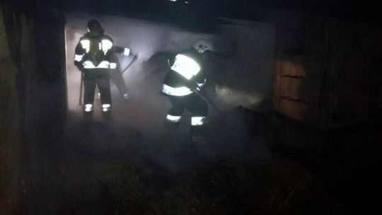 Ktoś podpalił kamienicę na ulicy 1 Maja w Gryfinie. Trwa akcja gaszenia