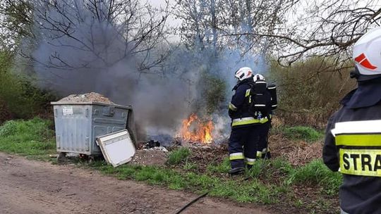 Ktoś podpalił śmietnik