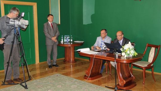 Kuna siedzi na wyściełanym krześle, czyli gdzie zniknęły meble za 50 tysięcy