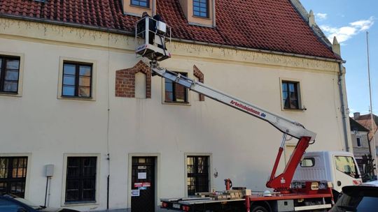 Kupili podnośnik i czyszczą rynny