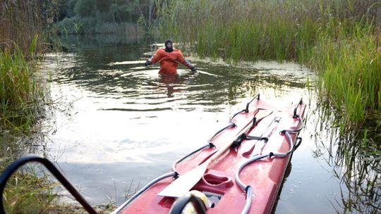 Kupili sanie oraz skafandry i poszli nad jezioro