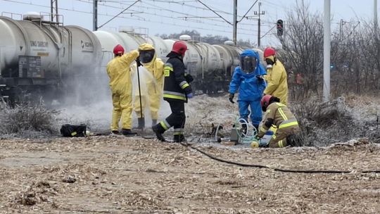 Kwas siarkowy wyciekający z cysterny zneutralizowany. Ocena stopnia zagrożenia w Mieszkowicach
