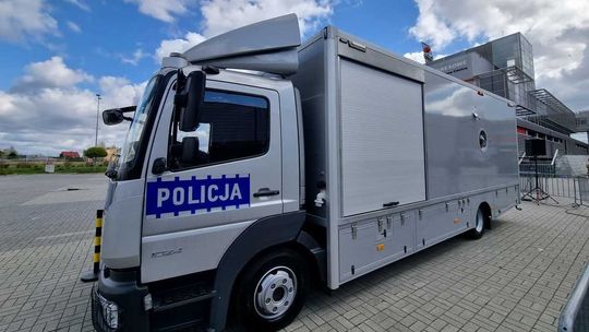 Policjanci zaprezentowali cacko za 25 mln zł. Wypuszcza drona-detektora