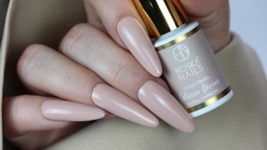 Lakiery hybrydowe – jaki kolor wybrać do stylizacji i okazji