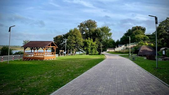 Lampy solarne i monitoring na nabrzeżu