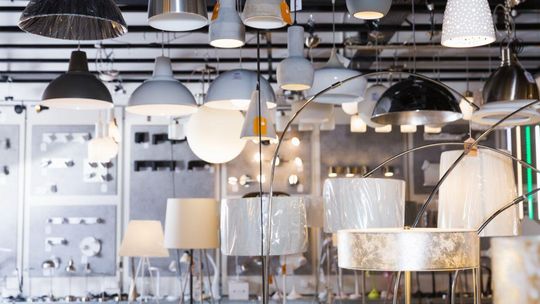 Lampy sufitowe – jak wybrać odpowiednie oświetlenie?