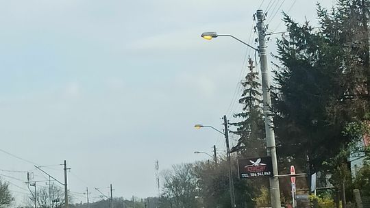 Lampy świecą się w dzień - informuje czytelniczka