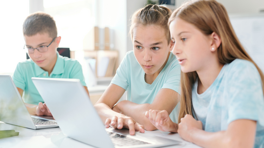 Program „Laptop dla ucznia” stał się „Cyfrowym uczniem”. Te szkoły dostaną jako pierwsze laptopy Program „Laptop dla ucznia” stał się „Cyfrowym uczniem”. Te szkoły dostaną jako pierwsze laptopy