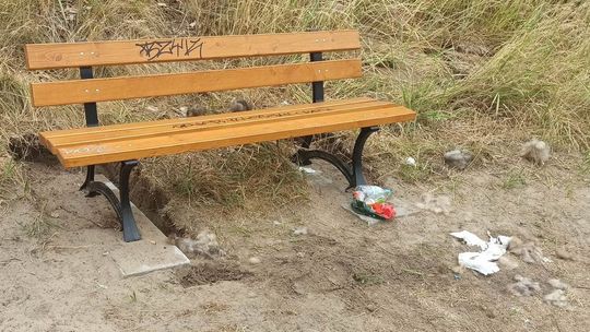 Ławki są, ale koszy brak. Bałagan robi się więc coraz większy