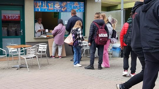 Ledwo słońce się przebiło, a już są lody z automatu Ledwo słońce się przebiło, a już są lody z automatu