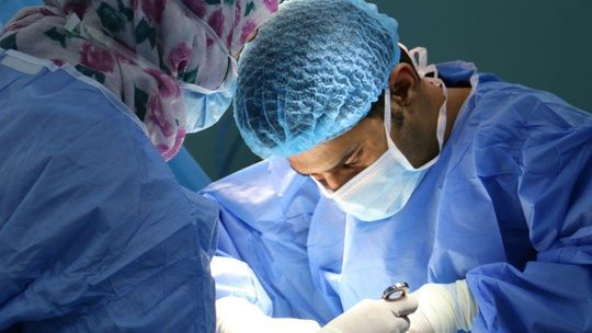 Lekarz pracował bez przerwy ponad sto godzin. Miażdżący raport Lekarz pracował bez przerwy ponad sto godzin. Miażdżący raport