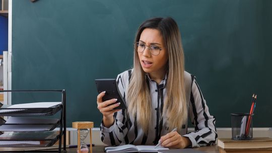 Nauczyciele na podglądzie: Jak streaming z ukrycia niszczy polską szkołę