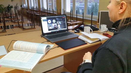 Lekcje w grupach mieszanych i decyzje o zdalnym nauczaniu Lekcje w grupach mieszanych i decyzje o zdalnym nauczaniu