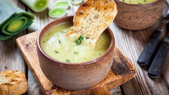 Lekki i zdrowy krem porowo-ziemniaczany z grzankami