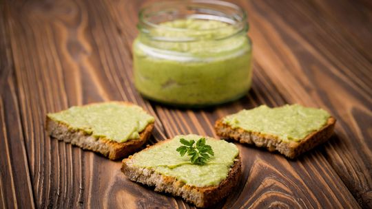 Letni hummus z bobu - zdrowa pasta do pieczywa