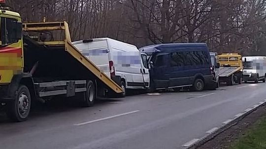 Leweciarz przysnął i uderzył w mercedesa