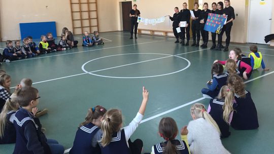 Licealiści, przy wsparciu policjantów, szkolili pierwszoklasistów Licealiści, przy wsparciu policjantów, szkolili pierwszoklasistów