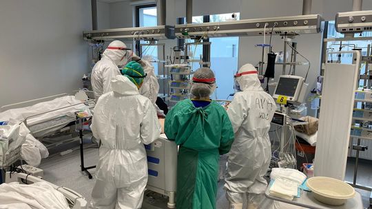 Liczby zgonów w kraju oraz w powiecie przerażają