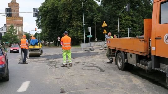 Likwidują dziurę na środku skrzyżowania