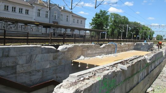 Likwidują wiatę na peronie