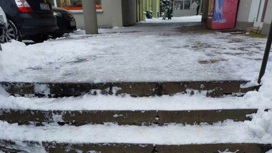 Lód i śnieg zalega na schodach i chodnikach! - alarmują czytelnicy [FOTO]