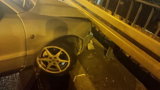 Lodowisko na drodze! Kierowcy, podróżujcie bezpiecznie! Lodowisko na drodze! Kierowcy, podróżujcie bezpiecznie!