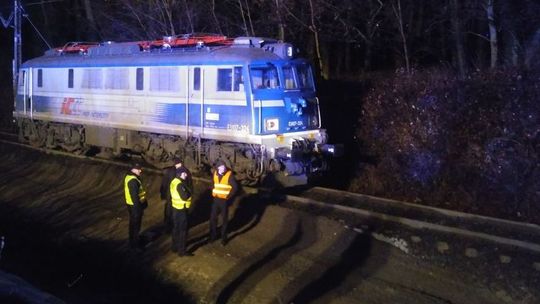 Lokomotywa niczym pociąg-widmo ruszyła bez załogi, a za nią policja