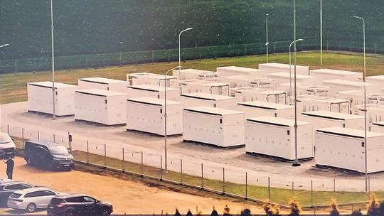 Magazyny energii w Polsce: Nowe Czarnowo i Stary Grodków stabilizują sieć elektroenergetyczną
