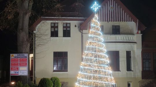 Mają już rozświetloną choinkę. Gwiazda to wiadomy znak