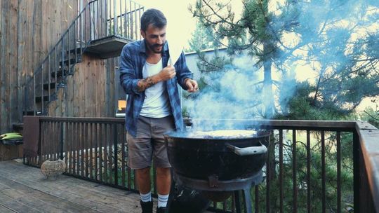 Mandat za ognisko na działce, grillowanie na balkonie. Majówkowe błędy