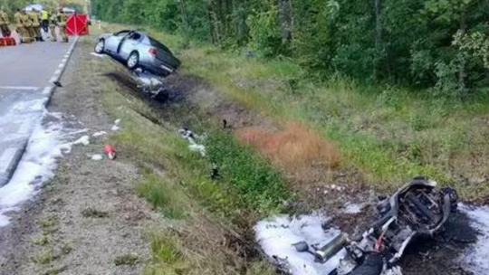 Auto i motocykl stanęły w ogniu. Dwie osoby nie żyją [ZDJĘCIA]