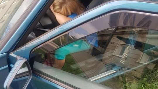 Mała dziewczynka wyjechała autem taty. Zaparkowała na trawniku, ale pasy miała zapięte