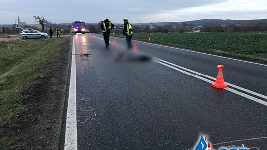 Mało widoczny pieszy stracił życie pod kołami samochodu. Nie miał odblasków