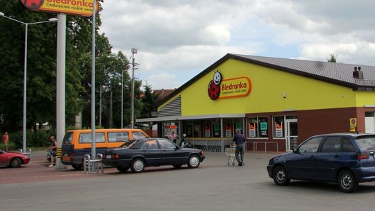 Małolat kradł przed Biedronką